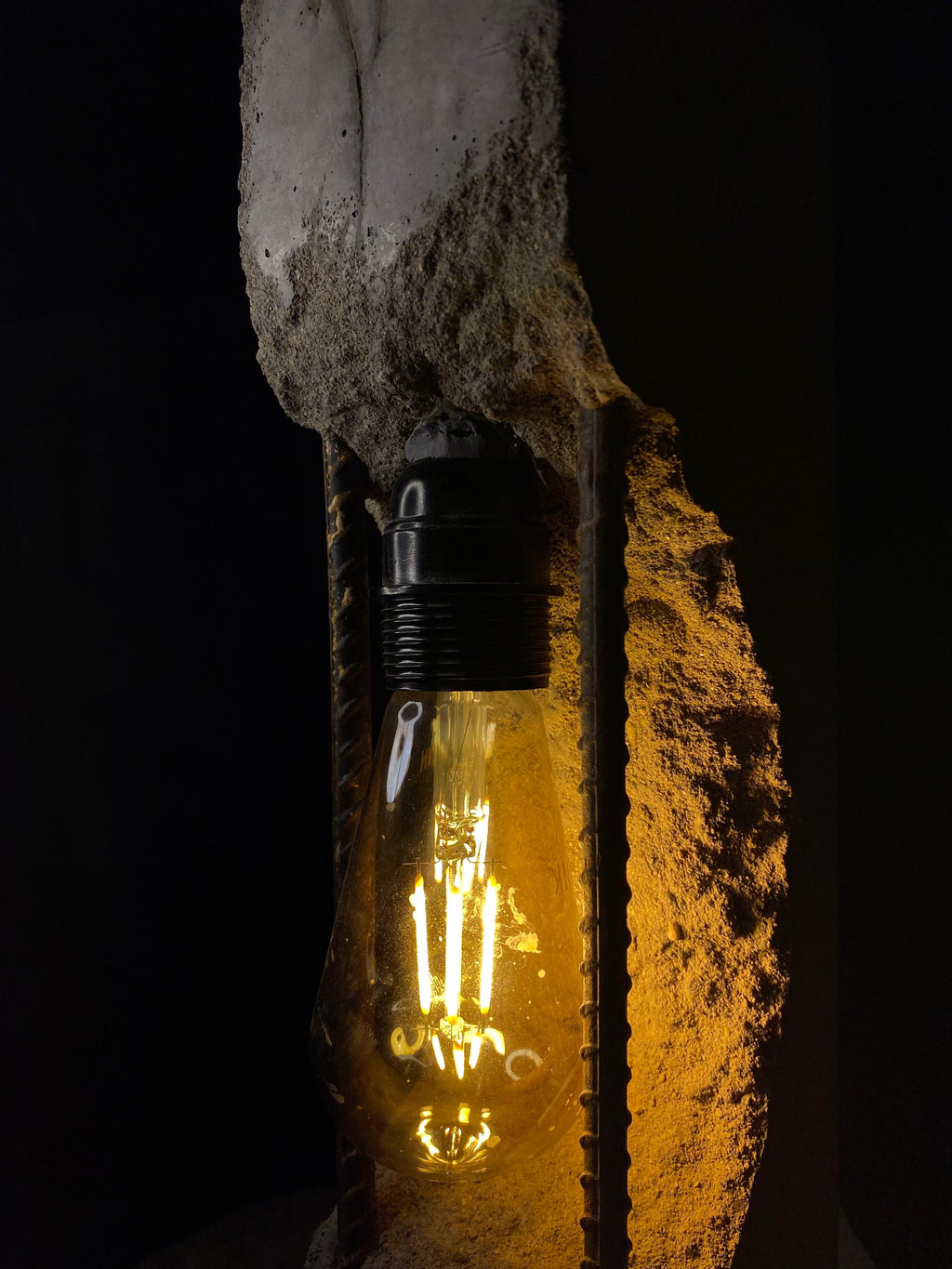 Charaagaan I | Handmade Cement & Wire Table Lamp